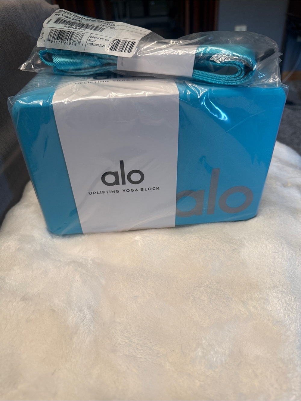 ALO Yoga Strap and Uplifting Block Set in Bright Aqua